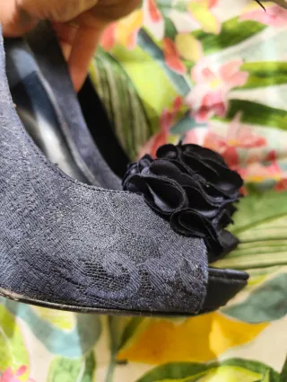 Zapatos de fiesta negros con flor