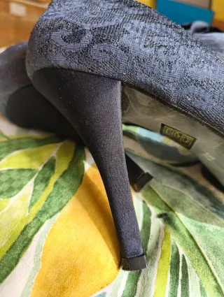 Zapatos de fiesta negros con flor