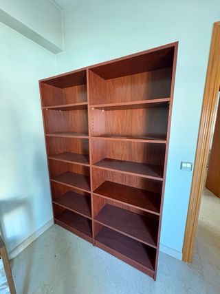 Estantería de madera marrón