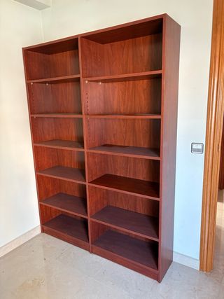 Estantería de madera marrón