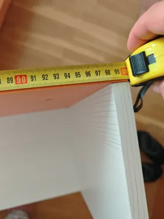 Estantería de madera blanca y naranja