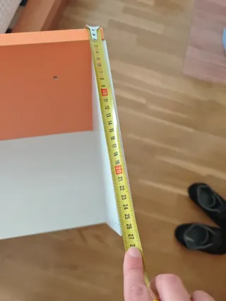 Estantería de madera blanca y naranja
