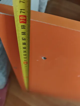 Estantería de madera blanca y naranja