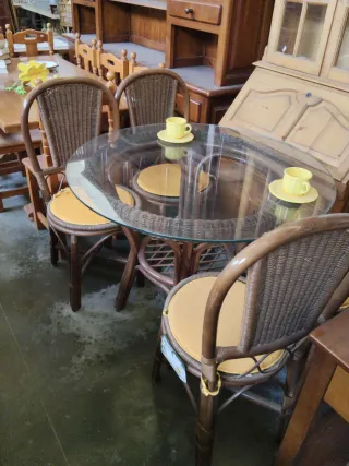 Mesa redonda de bambú y cristal y 4 sillas