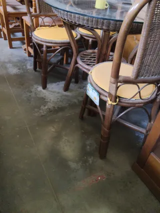 Mesa redonda de bambú y cristal y 4 sillas