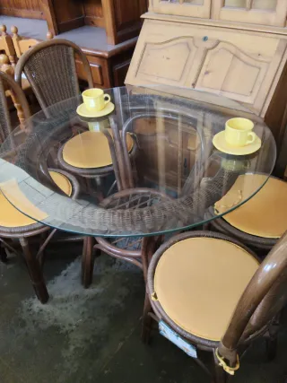 Mesa redonda de bambú y cristal y 4 sillas