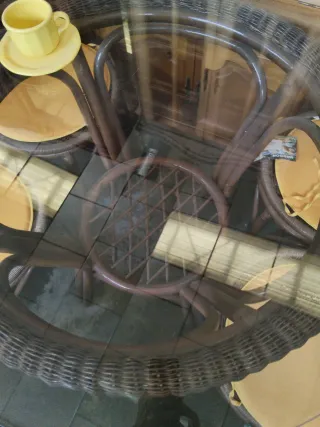 Mesa redonda de bambú y cristal y 4 sillas