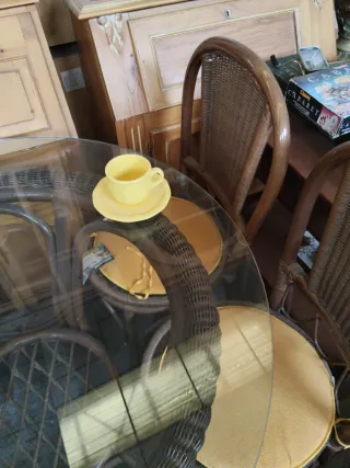 Mesa redonda de bambú y cristal y 4 sillas