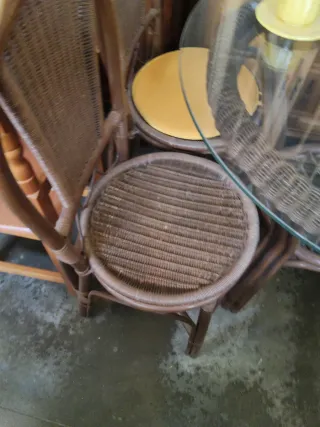 Mesa redonda de bambú y cristal y 4 sillas