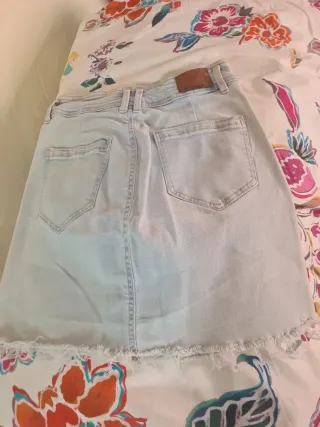 Falda vaquera desgastada