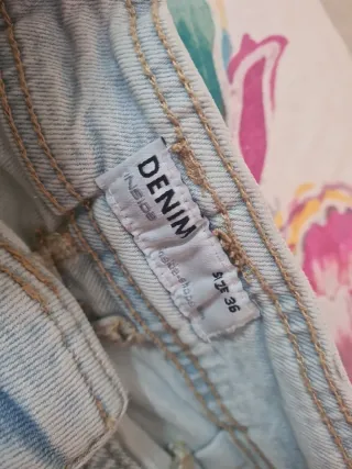 Falda vaquera desgastada