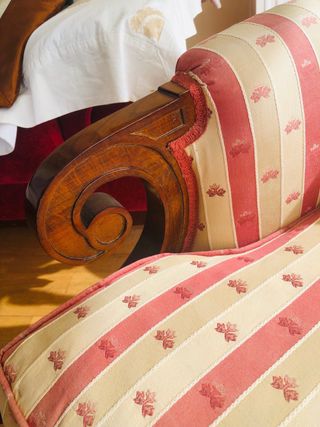 Coppia di poltrone in legno classiche