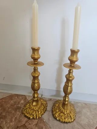 2 Candelabros Latón pintados en dorado.