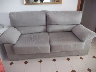 Sofá de 2 plazas gris.