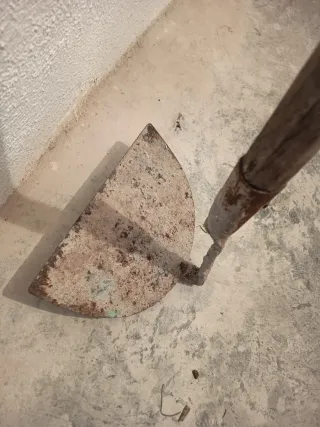 Azada con palo largo