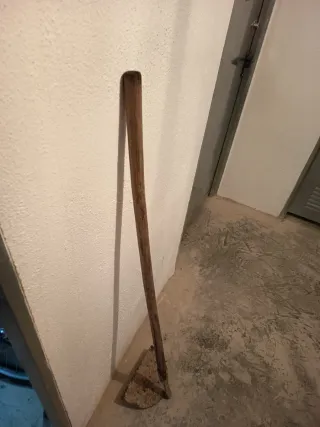 Azada con palo largo