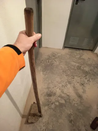 Azada con palo largo