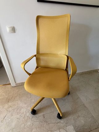 Silla de oficina amarilla mostaza (COMO NUEVA)