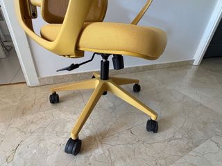 Silla de oficina amarilla mostaza (COMO NUEVA)