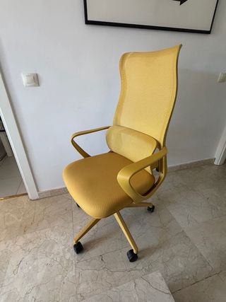 Silla de oficina amarilla mostaza (COMO NUEVA)