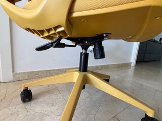 Silla de oficina amarilla mostaza (COMO NUEVA)