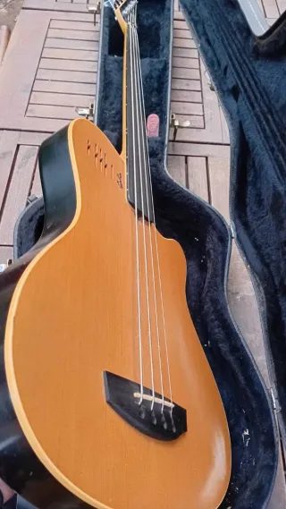 Godin A4 Fretless Bajo Semiacústico + Estuche
