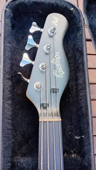Godin A4 Fretless Bajo Semiacústico + Estuche