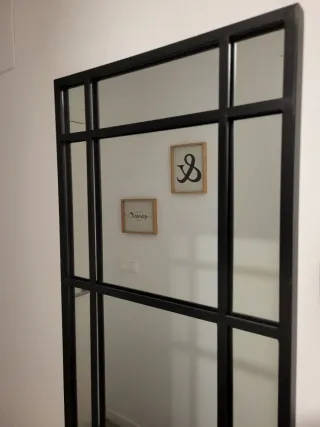 Espejo Metálico Negro con Diseño Industrial