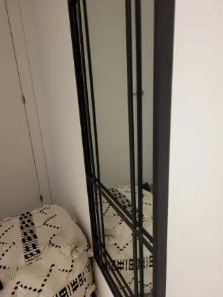 Espejo Metálico Negro con Diseño Industrial