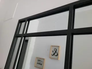 Espejo Metálico Negro con Diseño Industrial