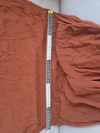 Mono corto con cinturón negro