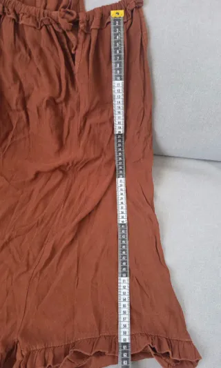 Mono corto con cinturón negro