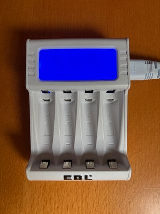 Cargador/tester de 4 pilas AA y AAA marca EBL