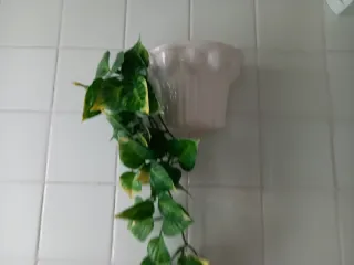 Maceteros colgantes con planta artificial