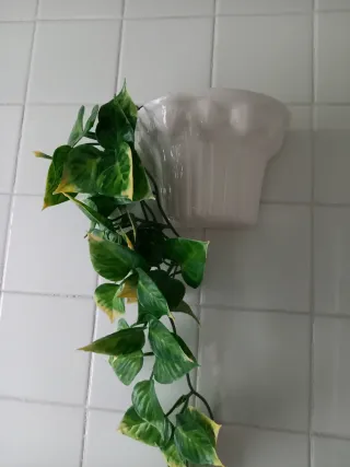 Maceteros colgantes con planta artificial