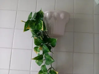 Maceteros colgantes con planta artificial