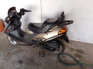 Kymco Kinko 49cc Refrigerada por Agua semi nueva
