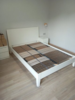Cama con cabezal y mesillas
