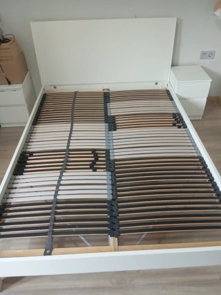 Cama con cabezal y mesillas