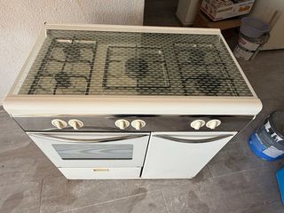 Cocina de gas blanca