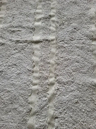 Alfombra beige y blanca de tela