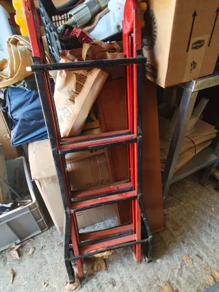 Escalera plegable roja