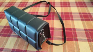 Bolso negro piel vegana acolchado