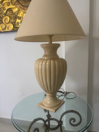 Lámpara de cerámica beige y dorada