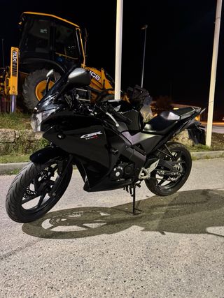 Honda CBR 125R Negra
