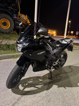 Honda CBR 125R Negra