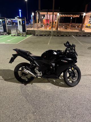 Honda CBR 125R Negra