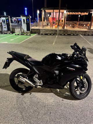 Honda CBR 125R Negra