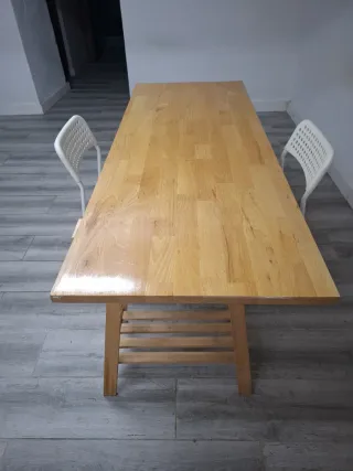 Tavolo in legno con cavalletti e 2 sedie