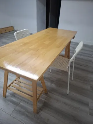 Tavolo in legno con cavalletti e 2 sedie